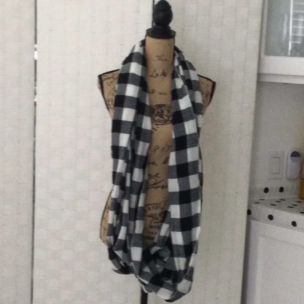 Women’s Checkered Plaid Infinity Scarf black, gray & white 100% Acrylic #585